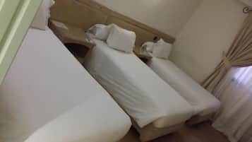 Habitación triple | Caja de seguridad en la habitación, escritorio y cortinas blackout