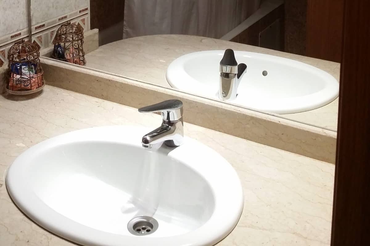 Bathroom sink