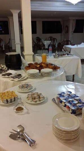 Frokost med lokale retter er inkludert hver dag