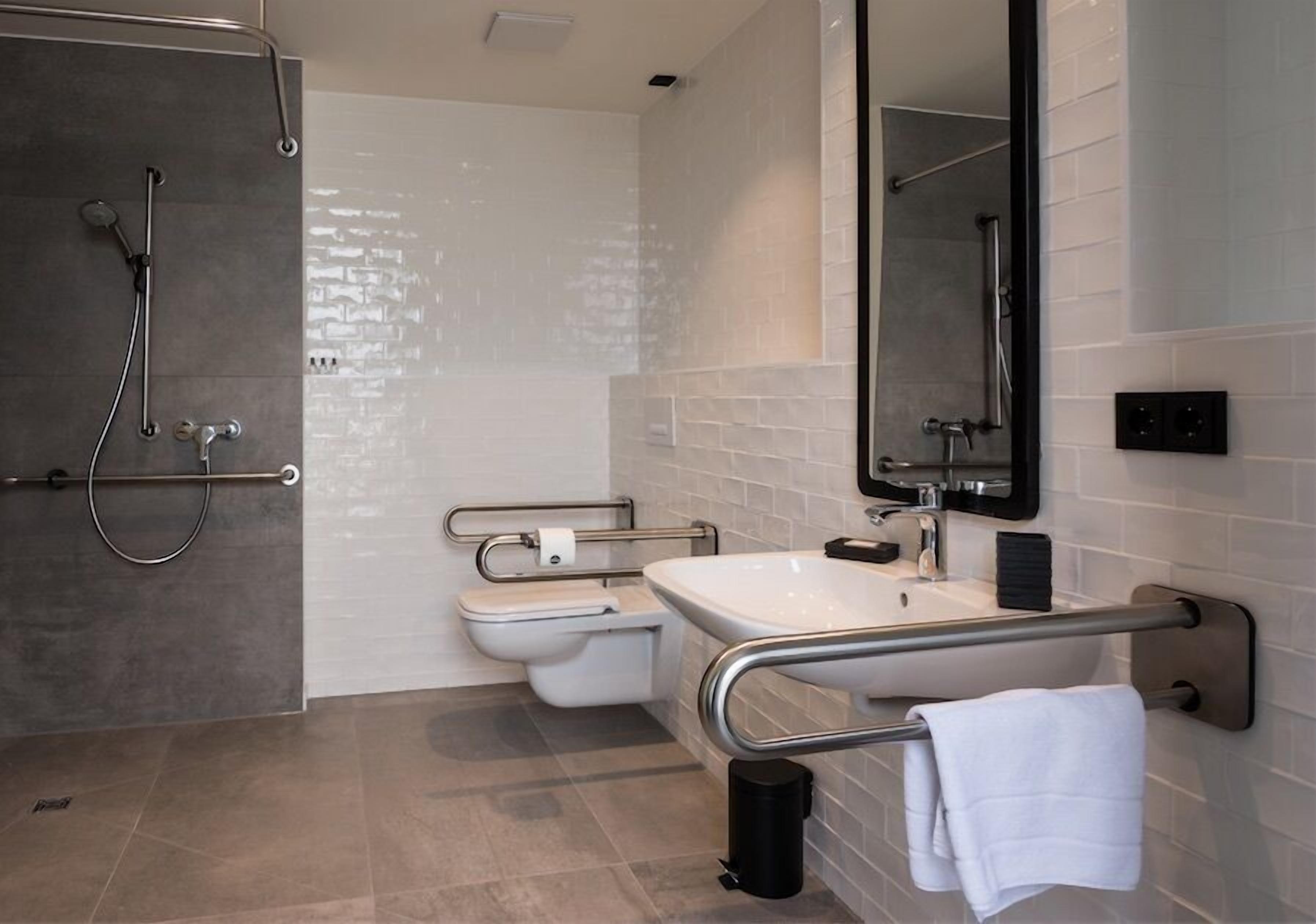 Luxury-Suite, Terrasse | Badezimmer | Dusche, kostenlose Toilettenartikel, Haartrockner, Handtücher