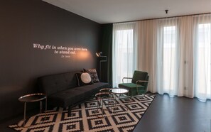 32-inch flat-screen TV with satellite channels, plasma TV, iPod dock - THE SPOT - Serviced Apartments (Munich)