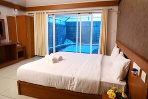 Caja de seguridad en la habitación y tabla de planchar con plancha 