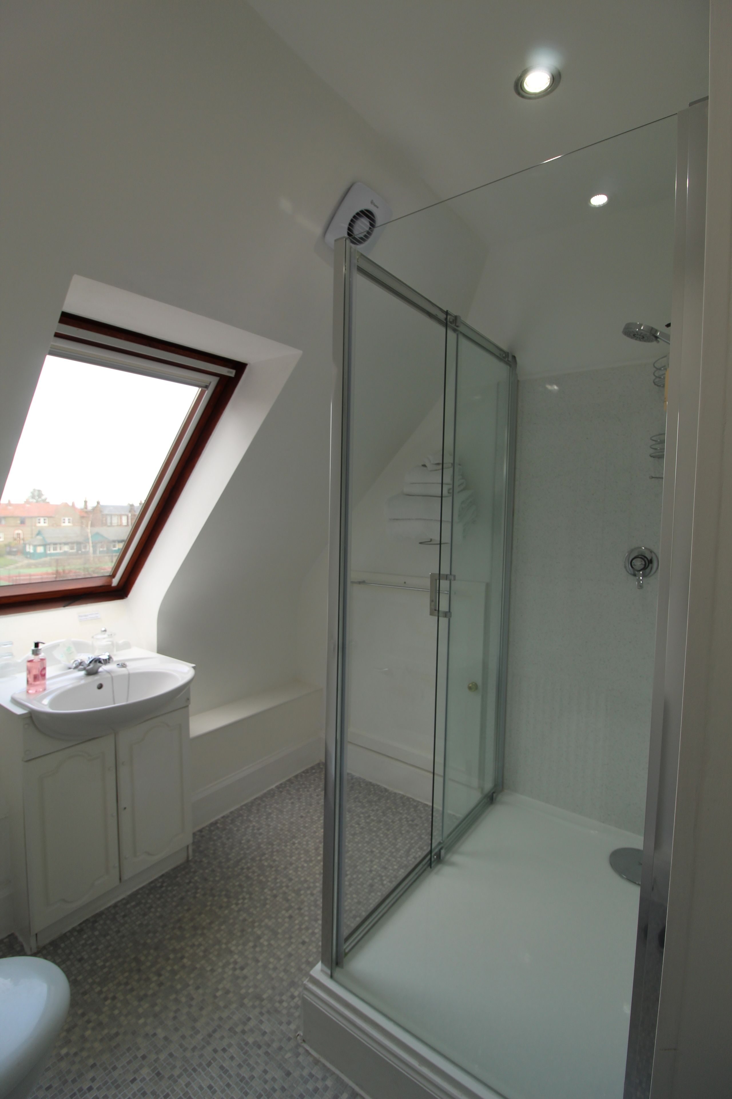 Triple Room, Ensuite | Bathroom | Shower, free toiletries, hair dryer, towels