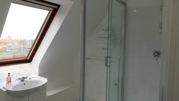 Triple Room, Ensuite | Bathroom | Shower, free toiletries, hair dryer, towels