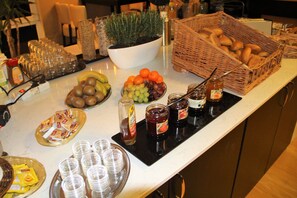 Café da manhã com buffet todos os dias (EUR 13.90 por pessoa)