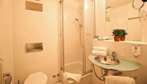 Shower, hair dryer, towels - Check Inn Hotel (Merseburg)