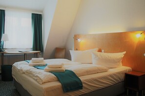 Minibar, desk, blackout curtains, soundproofing - Check Inn Hotel (Merseburg)