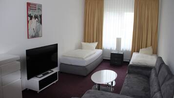 Vierbettzimmer | Minibar, Schreibtisch, Verdunkelungsvorhänge, schallisolierte Zimmer