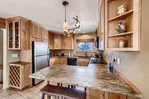 House, 3 Bedrooms | Private kitchen
