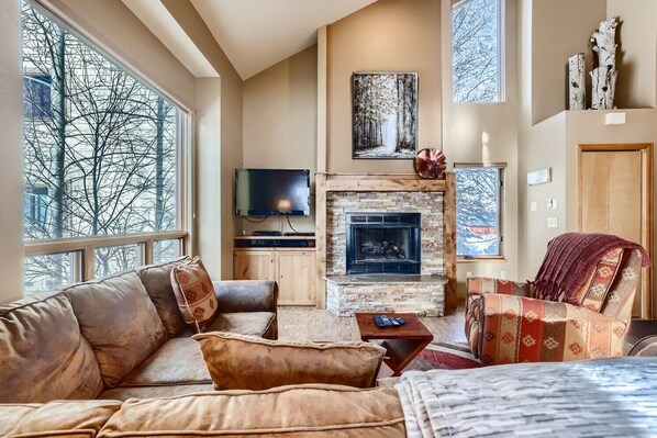 Living room - Mountainside 753 3 Bedroom Home by RedAwning (Frisco)