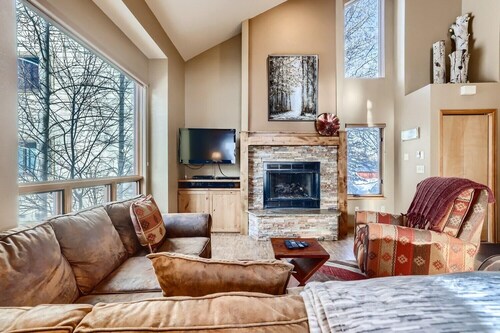 Mountainside 753 3 Bedroom Home by RedAwning