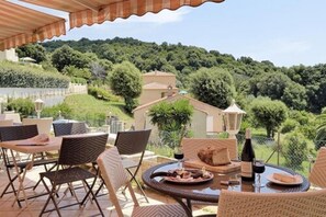 تناول الطعام بالخارج