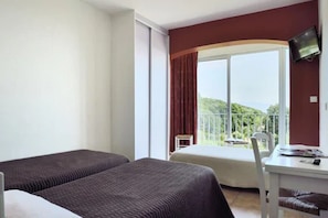 Triple Room | Desk, free WiFi