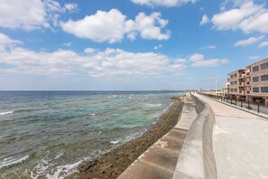 Una playa cerca