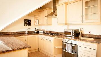 Appartement, toegankelijk voor mindervaliden | Privékeuken | Een koelkast, een magnetron, een oven, een koffiezetapparaat/waterkoker