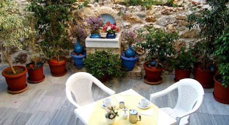 Terraza o patio. Hotel Eleftheria