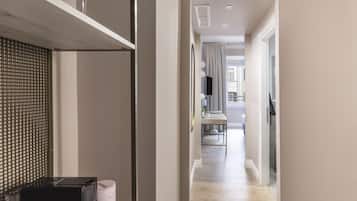 Hochwertige Bettwaren, Betten mit Memory-Foam-Matratzen, Zimmersafe