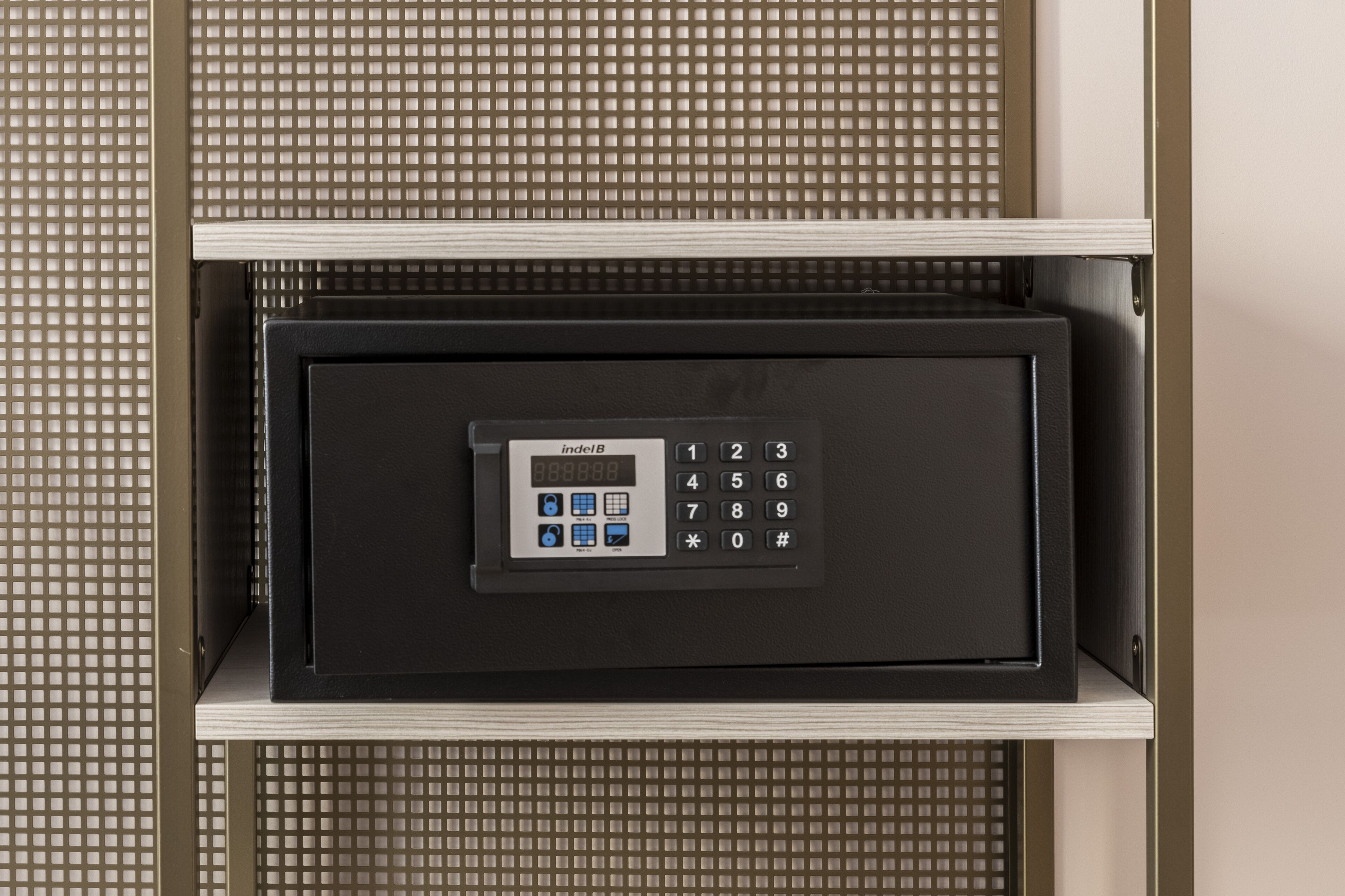 Une serrure électronique à clavier, de couleur noire, fixée à une porte, probablement pour une chambre d’hôtel.