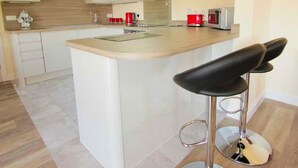 Cottage | Cucina privata | Frigorifero con congelatore, microonde, forno, piano cottura