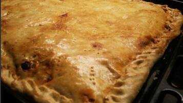 Eine große, rechteckige Auflaufform mit goldbrauner Kruste, vermutlich ein Auflauf oder Lasagne in einer Backform.