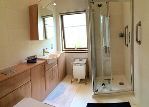 Apartment | Bathroom | Combined shower/bathtub, free toiletries, hair dryer, towels - The Eco-Flat (Sherborne)