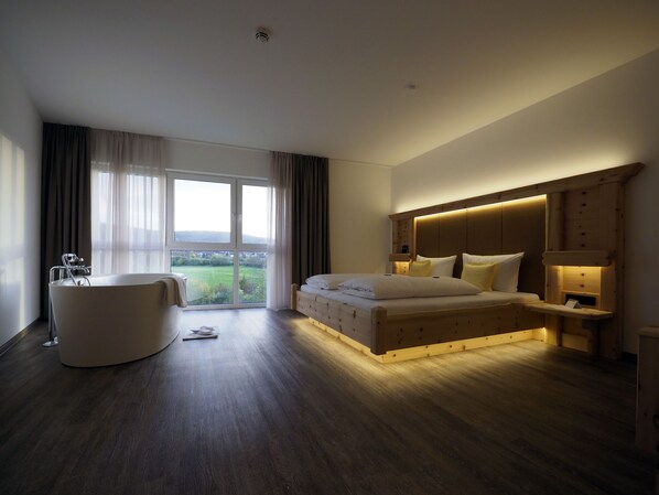 Caja de seguridad en la habitación, escritorio y cortinas blackout