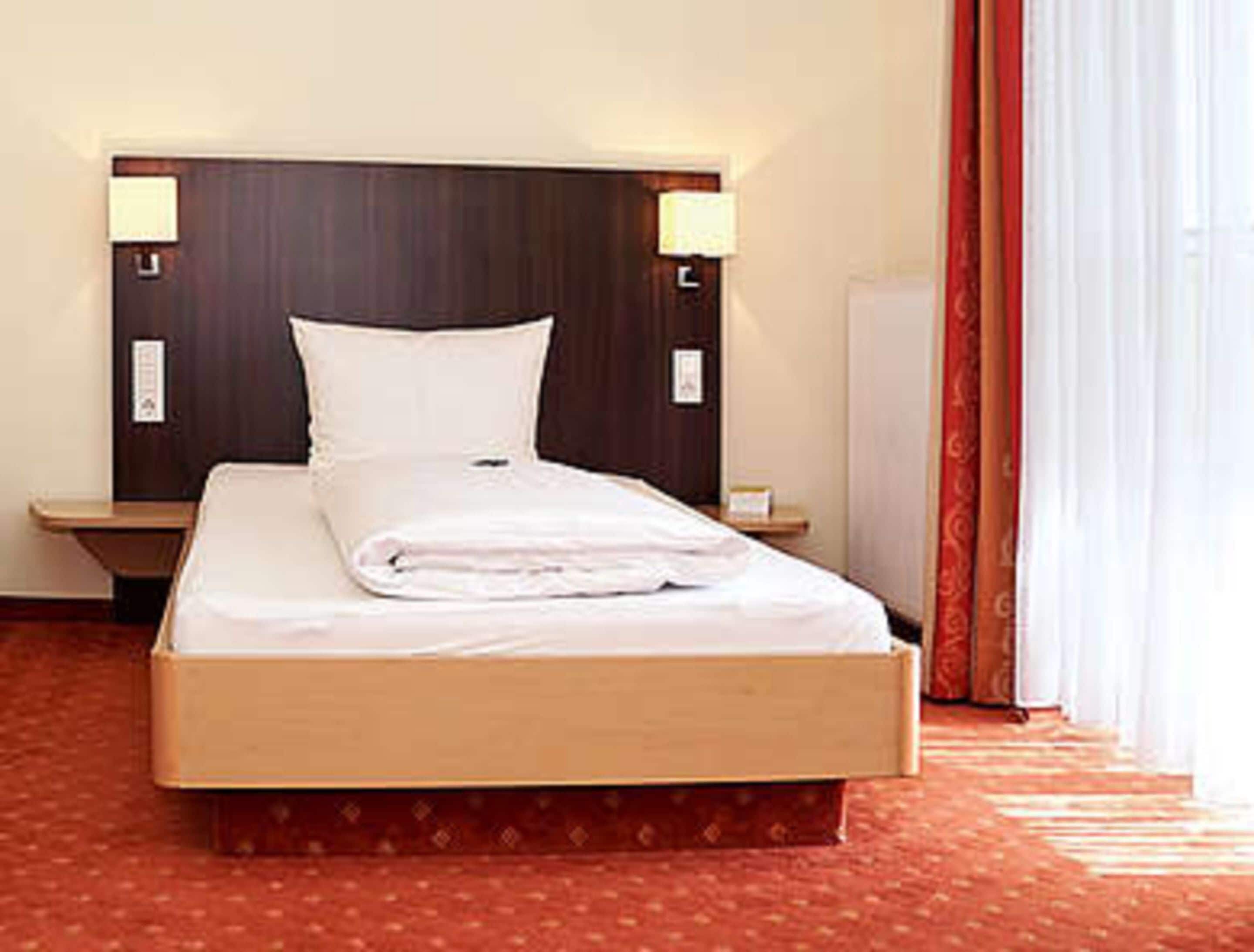 single room, 1 single bed, non smoking | in-room safe, desk, blackout curtains, iron/ironing board