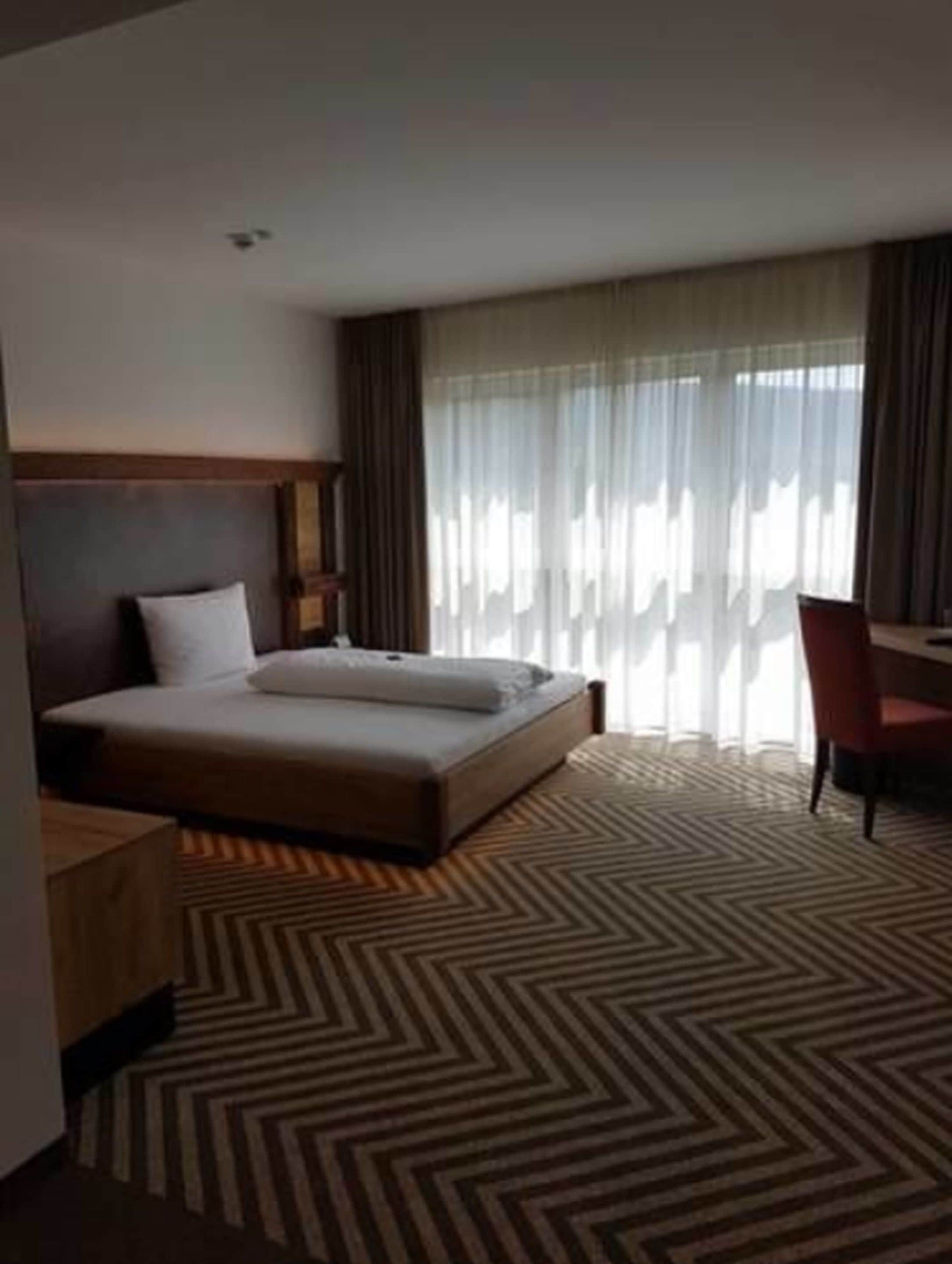 single room, 1 single bed, non smoking | in-room safe, desk, blackout curtains, iron/ironing board