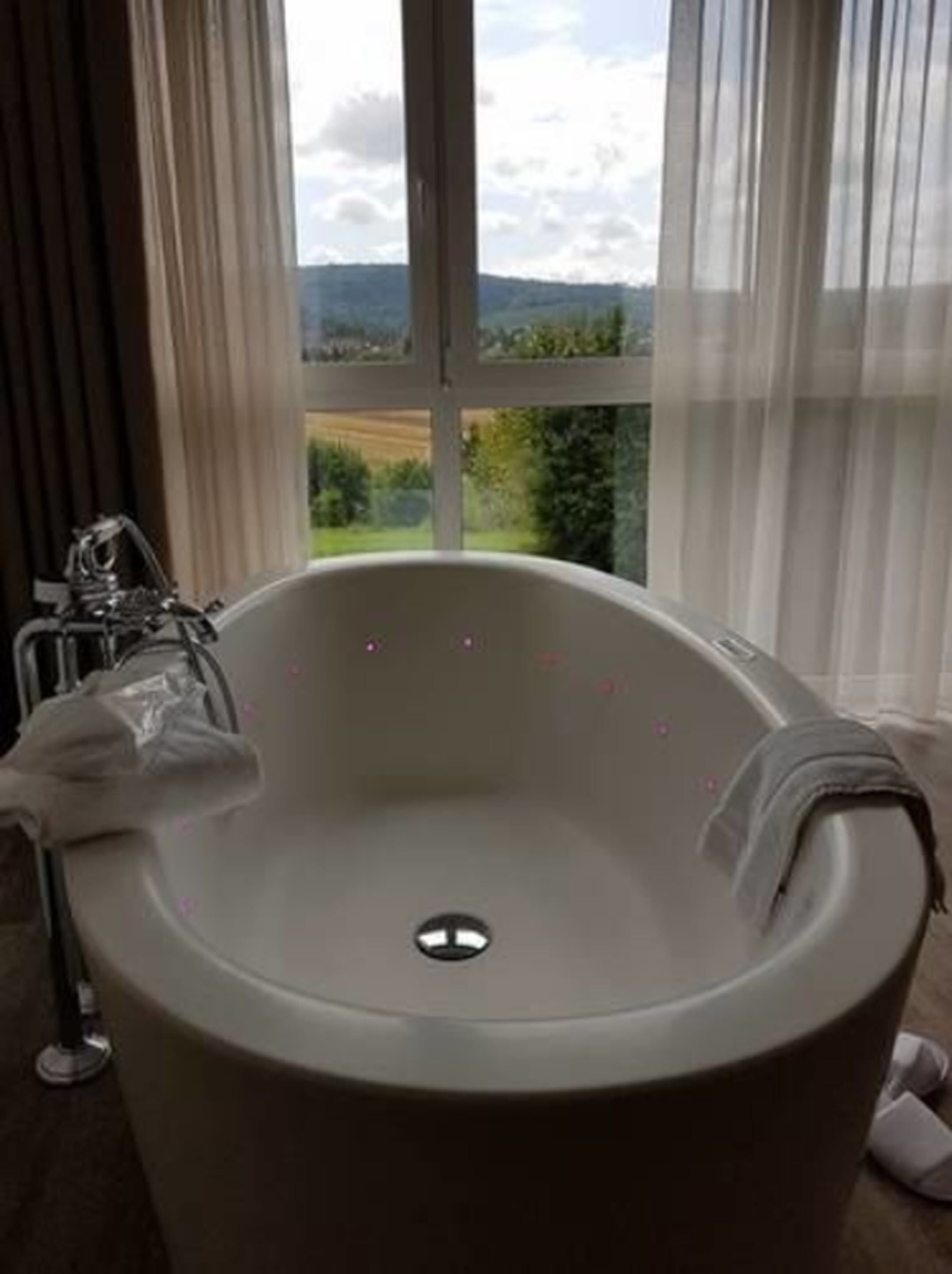 deluxe double room | deep-soaking bathtub