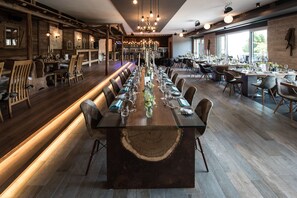 Se sirven desayunos, almuerzos y cenas; con vista al jardín