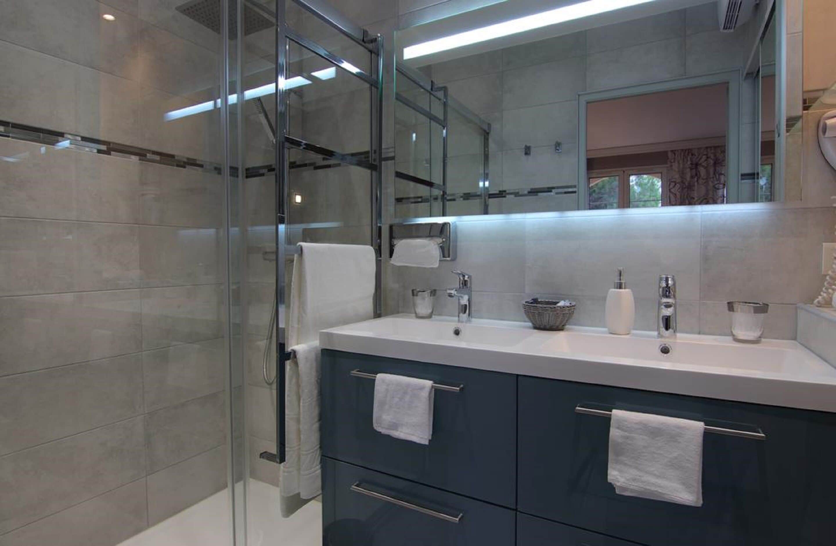 Quarto casal, vista para a piscina (Chambre Design) | Banheiro | Chuveiro, chuveiro com efeito de chuva, produtos de toalete grátis 