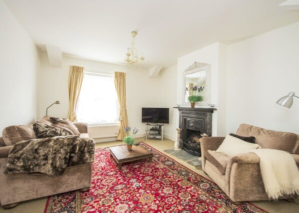 Apartment | Living room | Flat-screen TV, DVD player