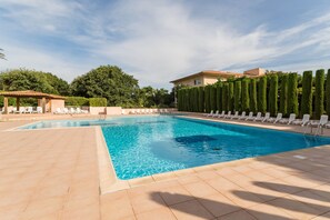 Piscina externa sazonal, funciona das 9h às 20h, espreguiçadeiras