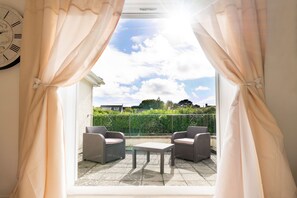 Apartment, barrierefrei, Gartenblick | 4 Schlafzimmer, Bügeleisen/Bügelbrett, kostenloses WLAN, Bettwäsche