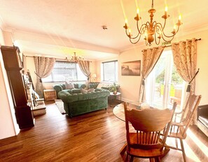 Apartment, barrierefrei, Gartenblick | Wohnbereich | Flachbildfernseher