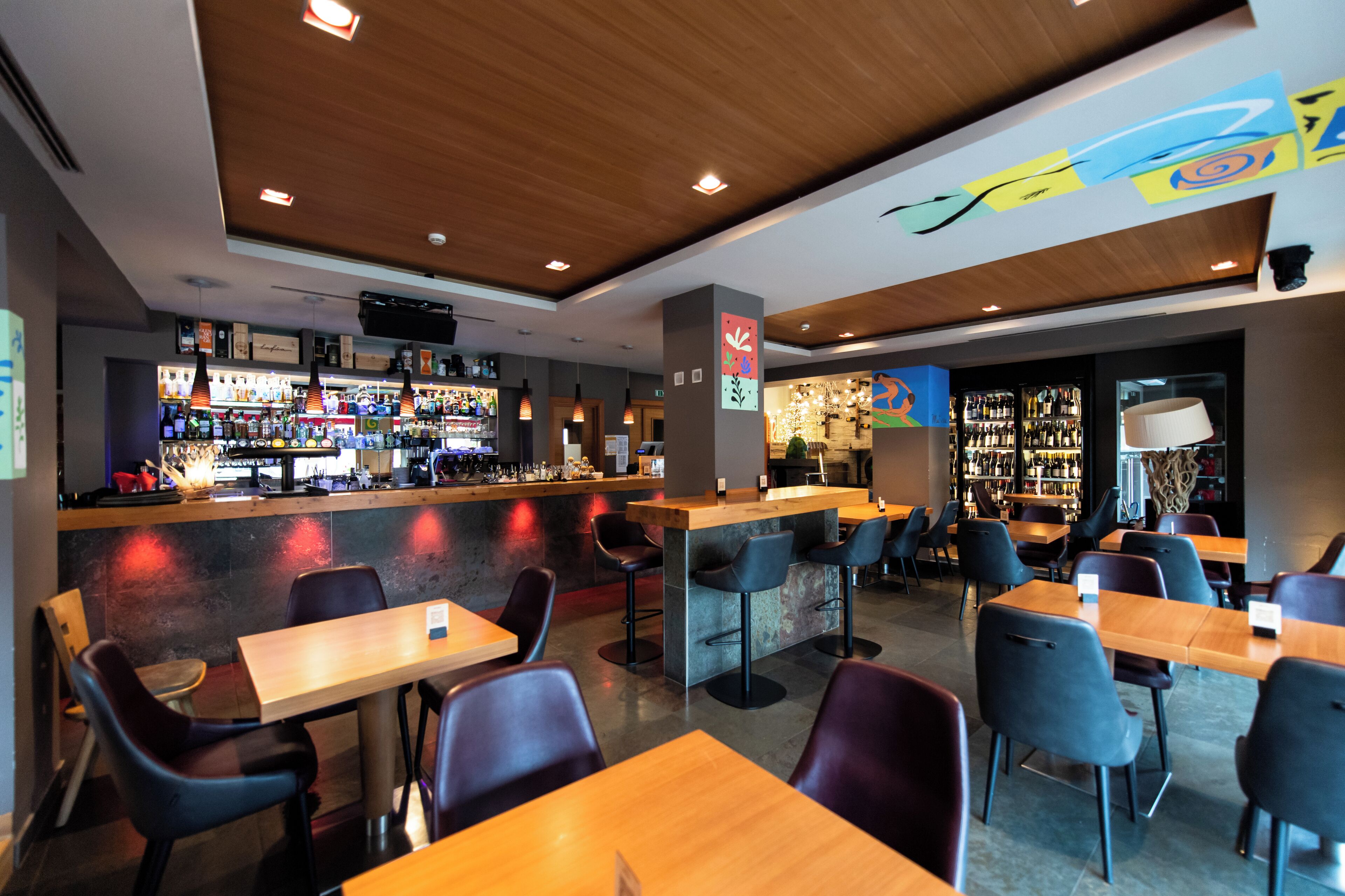 Eine moderne Bar mit Sitzgelegenheiten und einer Theke.