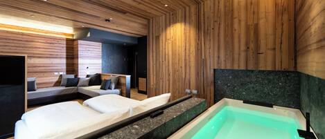 Junior Suite | Minibar, in-room safe, desk, soundproofing