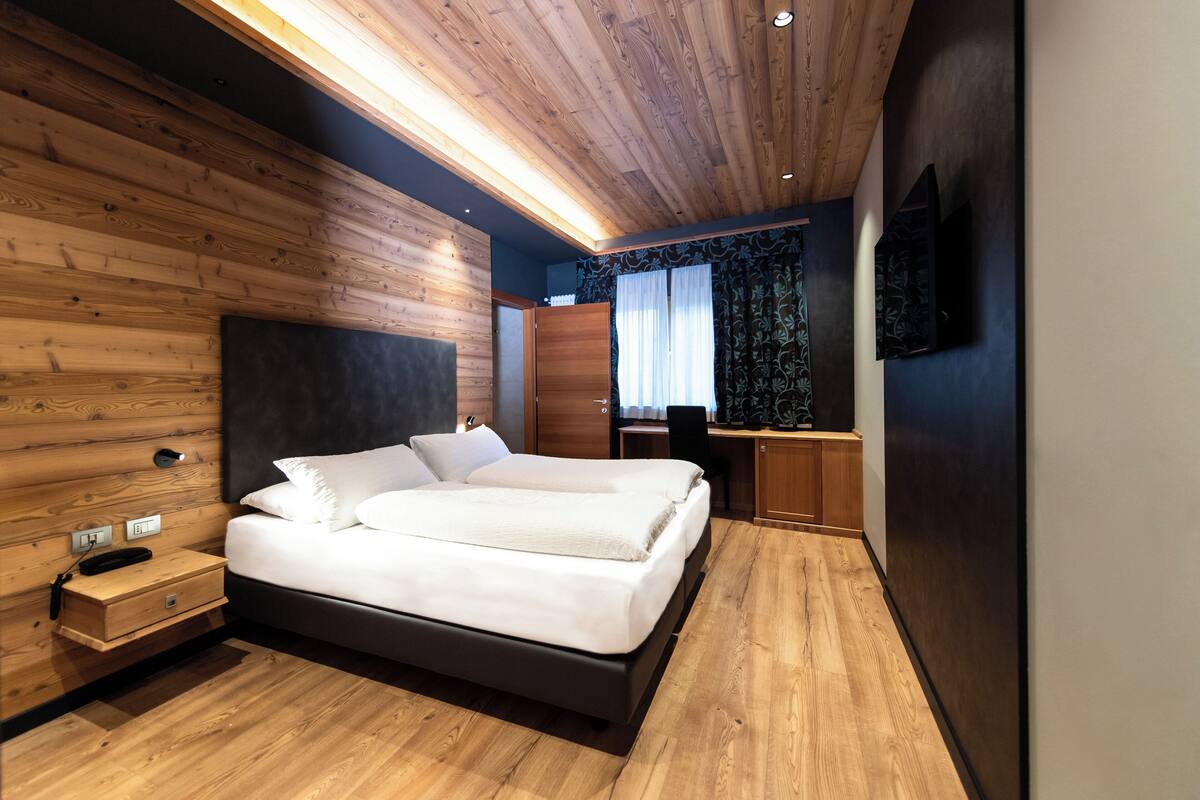 Economy Double or Twin Room | Minibar, in-room safe, desk, soundproofing