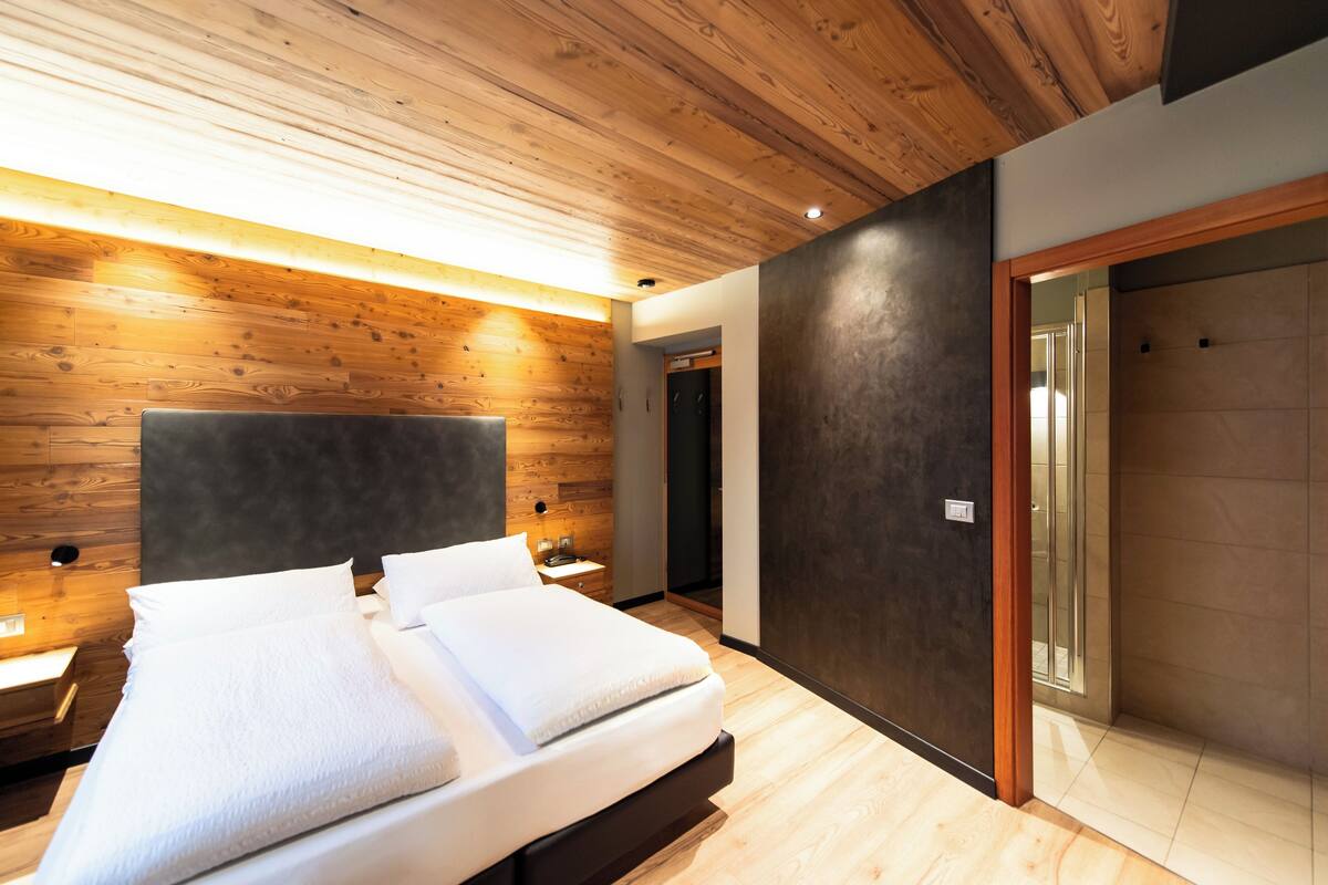 Economy Double or Twin Room | Minibar, in-room safe, desk, soundproofing