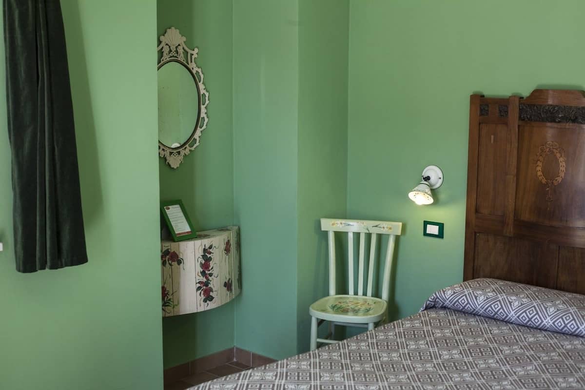 Individually decorated, individually furnished, desk, soundproofing