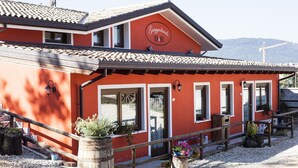 A red building with a sign reading "Rungolando B&B". - B&B Giuggiolando (L'Aquila)
