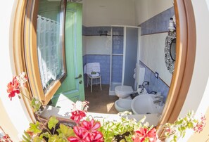 Triple Room, Mountain View | Bathroom | Shower, rainfall showerhead, free toiletries, hair dryer - B&B Giuggiolando (L'Aquila)