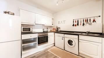 Apartemen, 2 kamar tidur | Dapur pribadi | Lemari es besar, microwave, oven, dan kompor