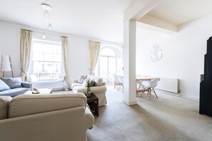 公寓, 2 间卧室 | 客厅 | 42-英寸纯平电视(配备数码频道)、电视、壁炉