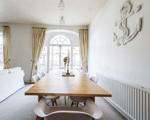 Appartement, 2 chambres | Repas dans la chambre