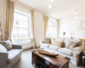 公寓, 2 间卧室 | 客厅 | 42-英寸纯平电视(配备数码频道)、电视、壁炉