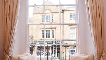 Apartemen, 2 kamar tidur | Setrika/meja setrika, tempat tidur bayi gratis, dan Wi-Fi gratis