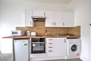 Cookware/dishes/utensils - WJC Medium Studio (London)