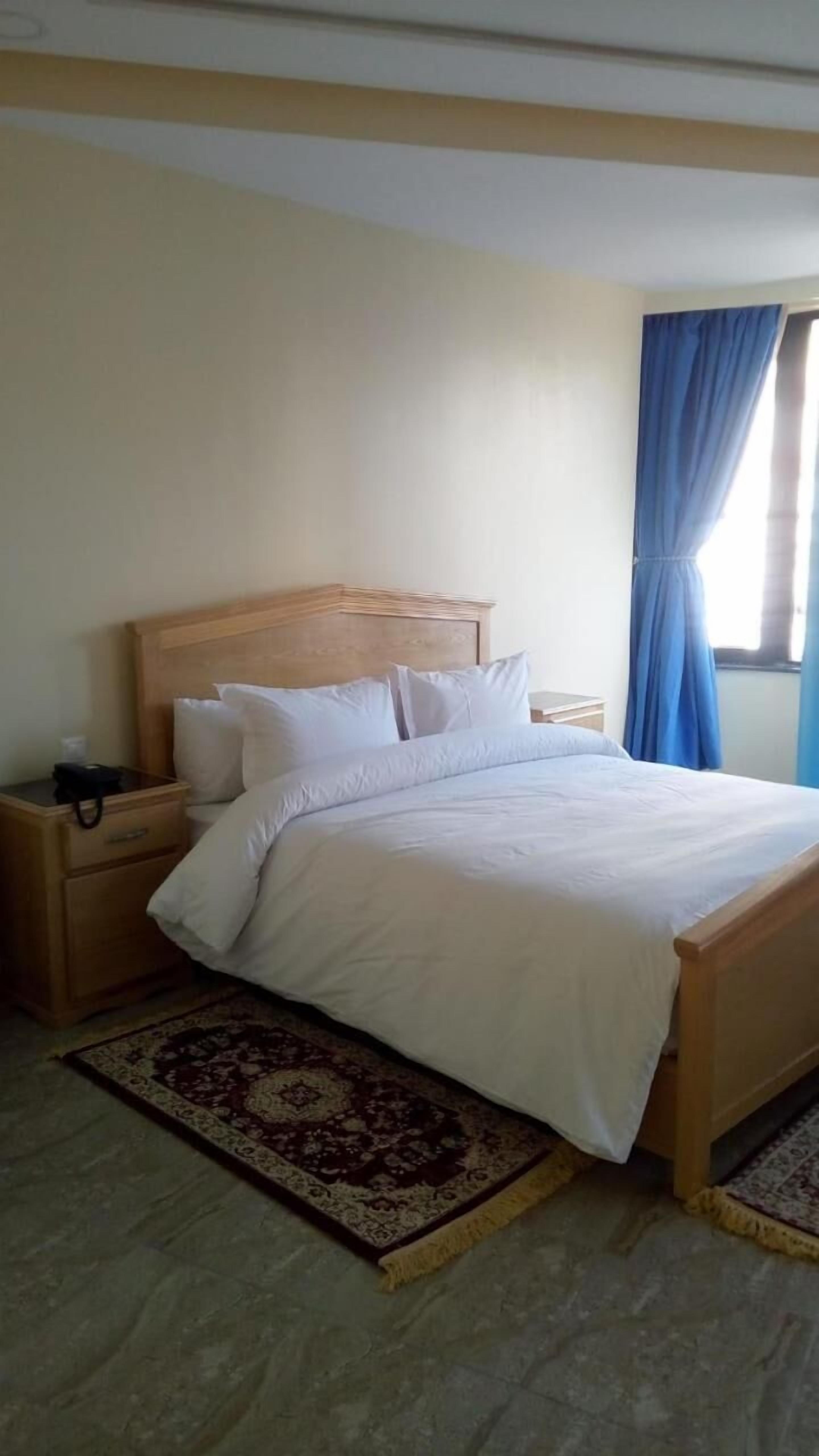 desk, blackout curtains, soundproofing, free wifi