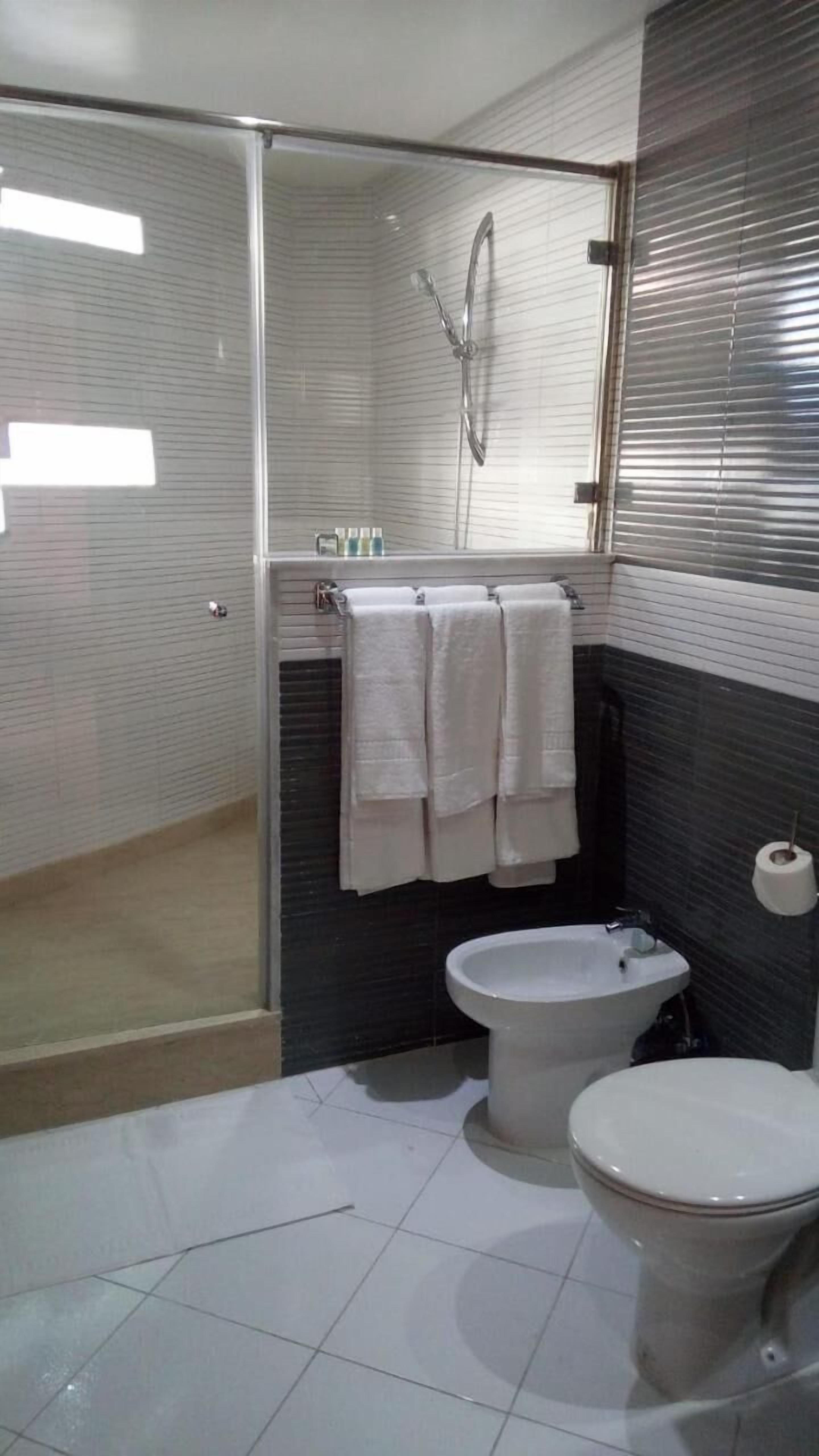 shower, rainfall showerhead, free toiletries, hair dryer